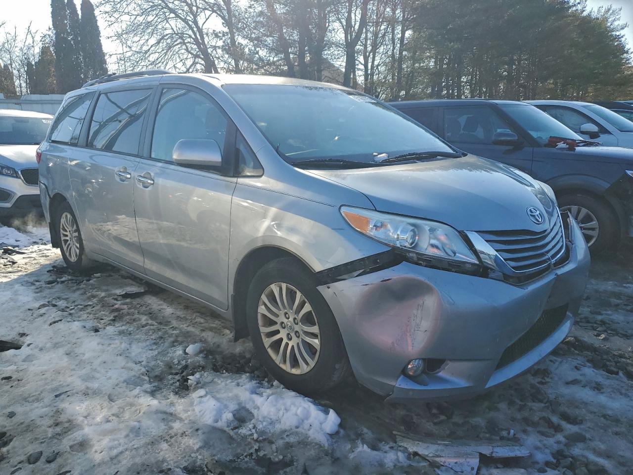 2017 TOYOTA SIENNA