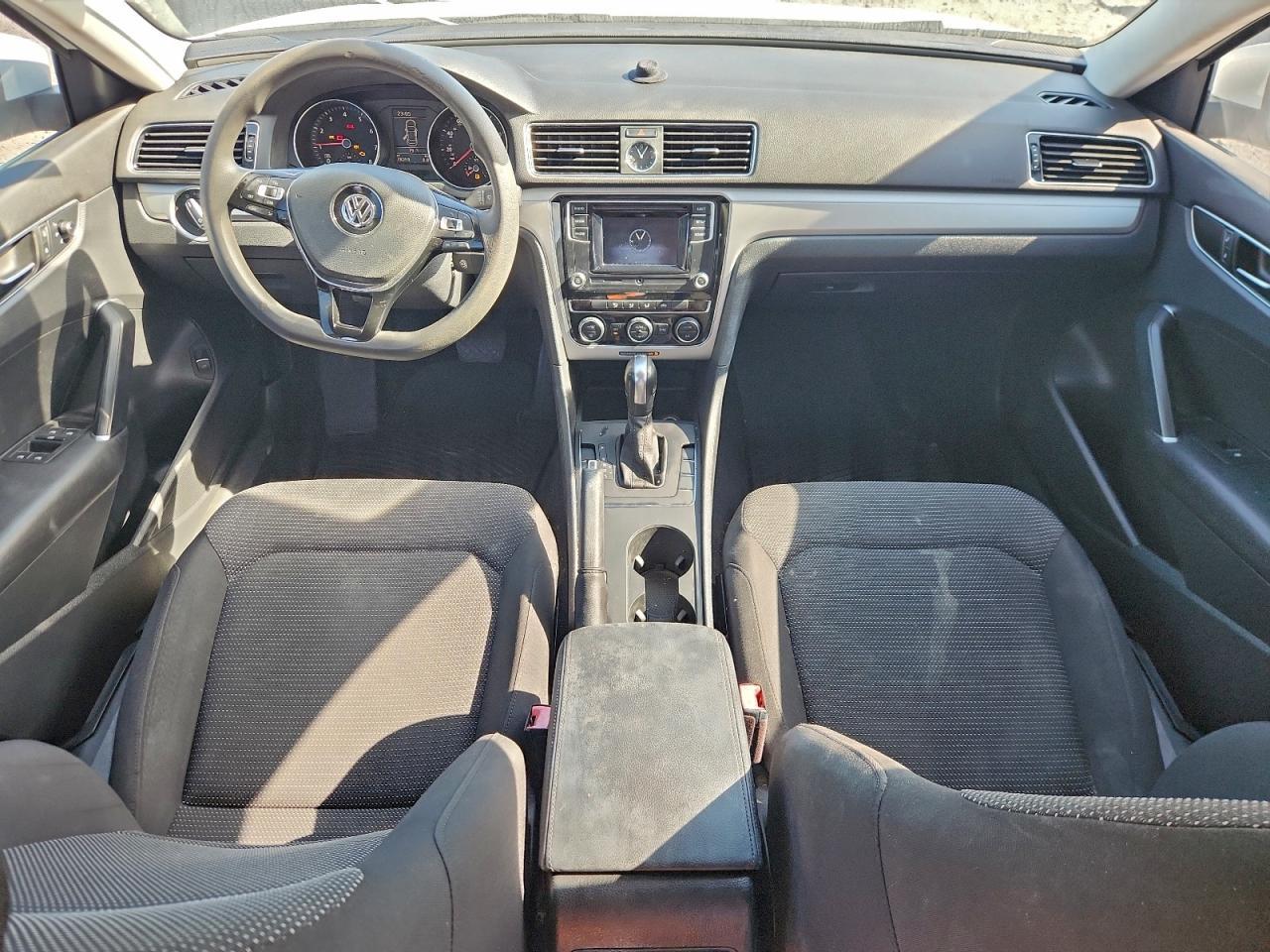 2017 VOLKSWAGEN Passat
