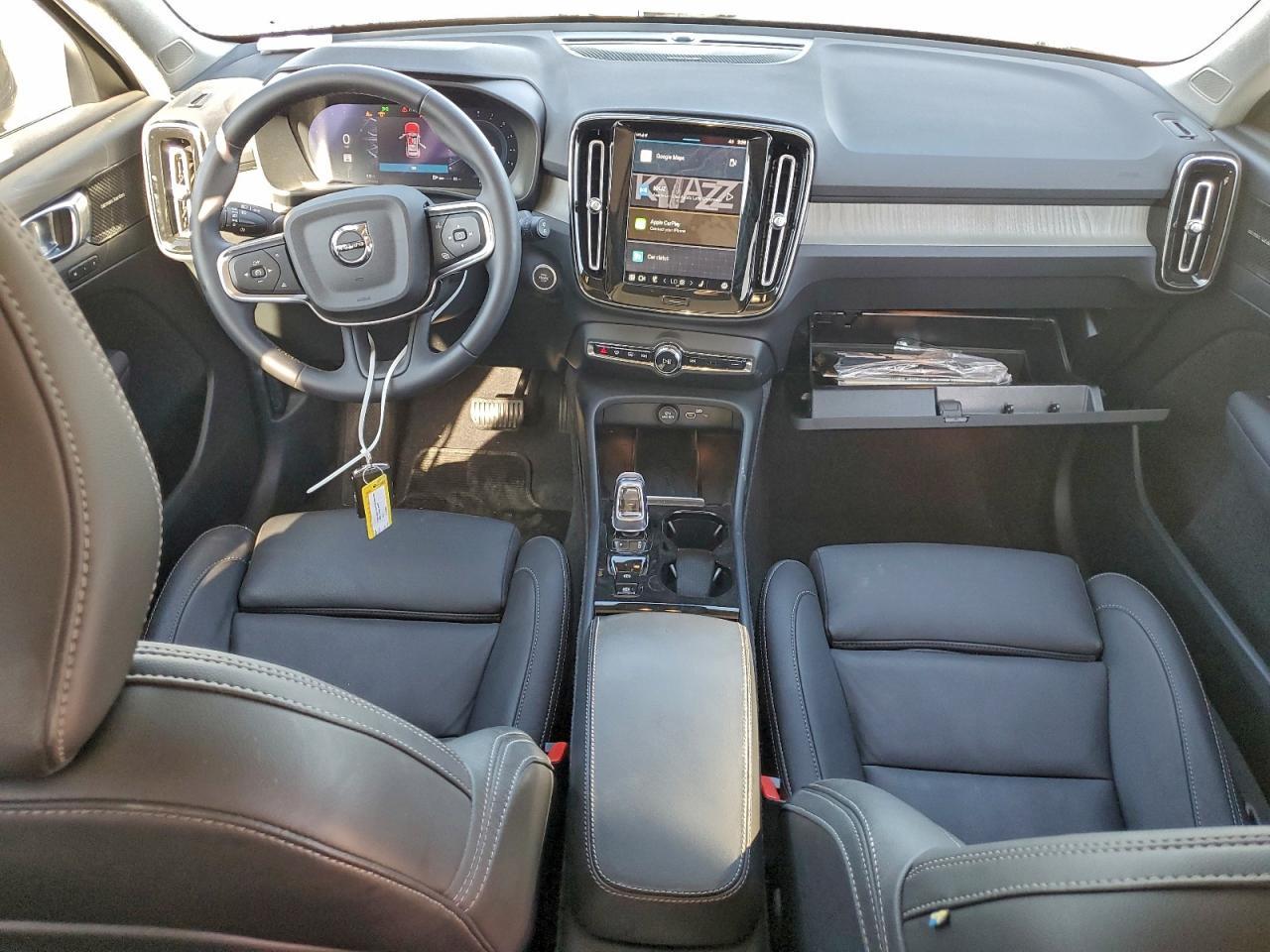 2024 VOLVO XC40