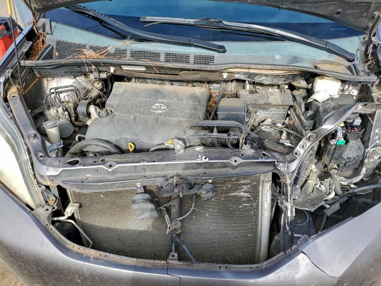 2012 TOYOTA SIENNA