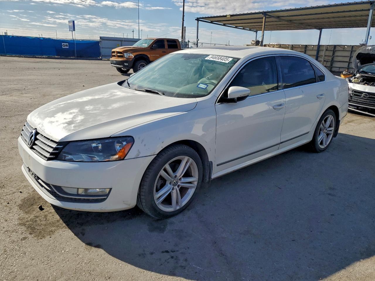 2012 VOLKSWAGEN Passat