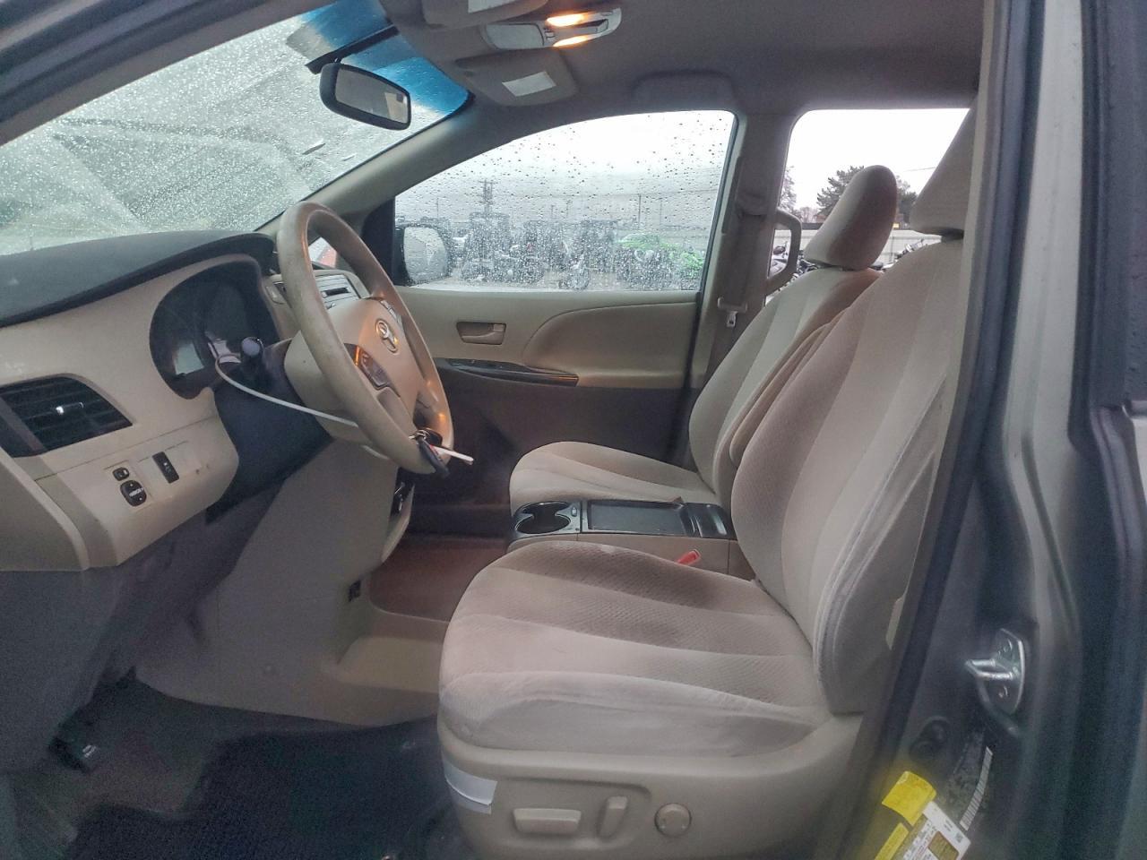 2011 TOYOTA SIENNA