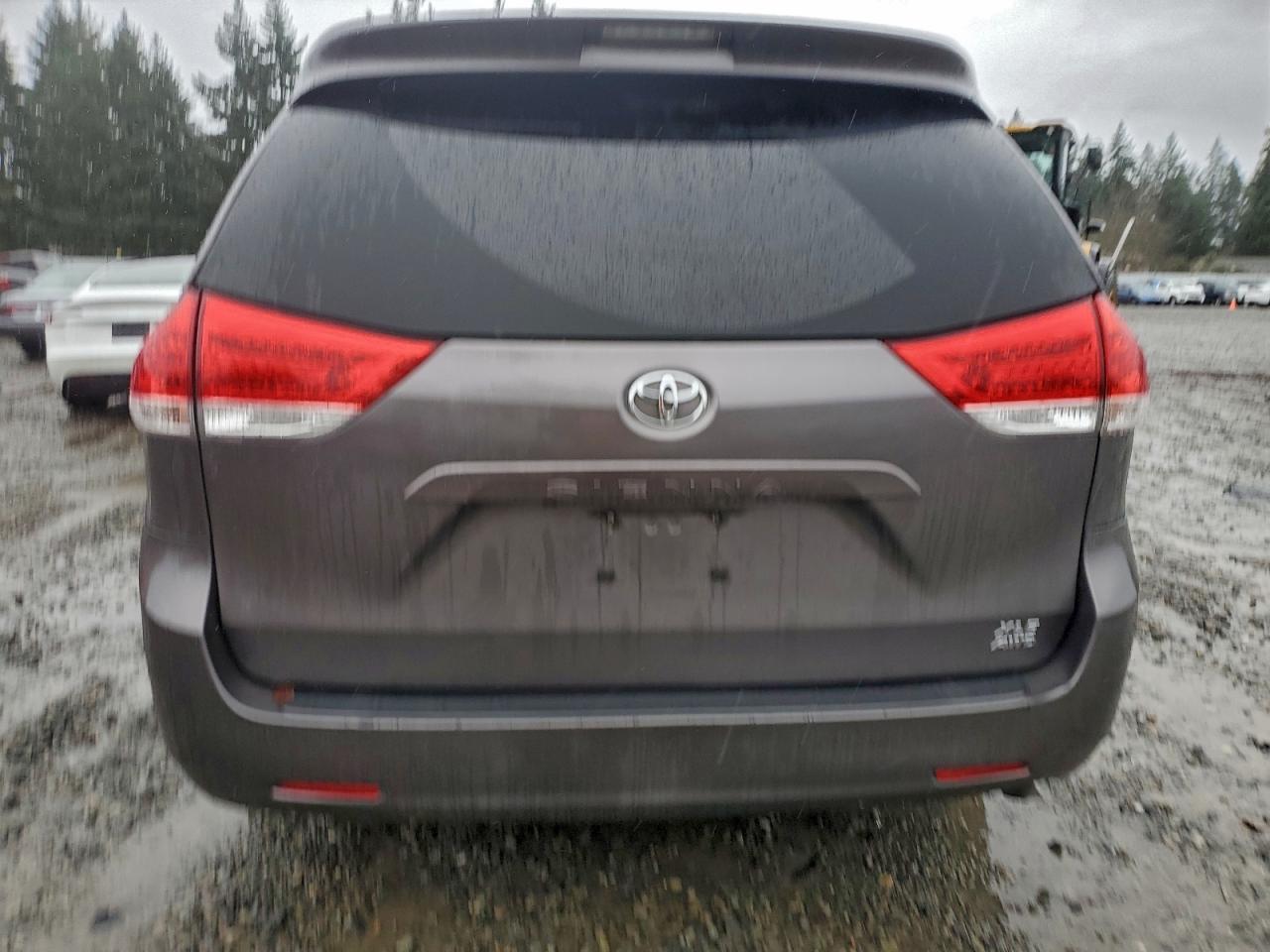 2011 TOYOTA SIENNA