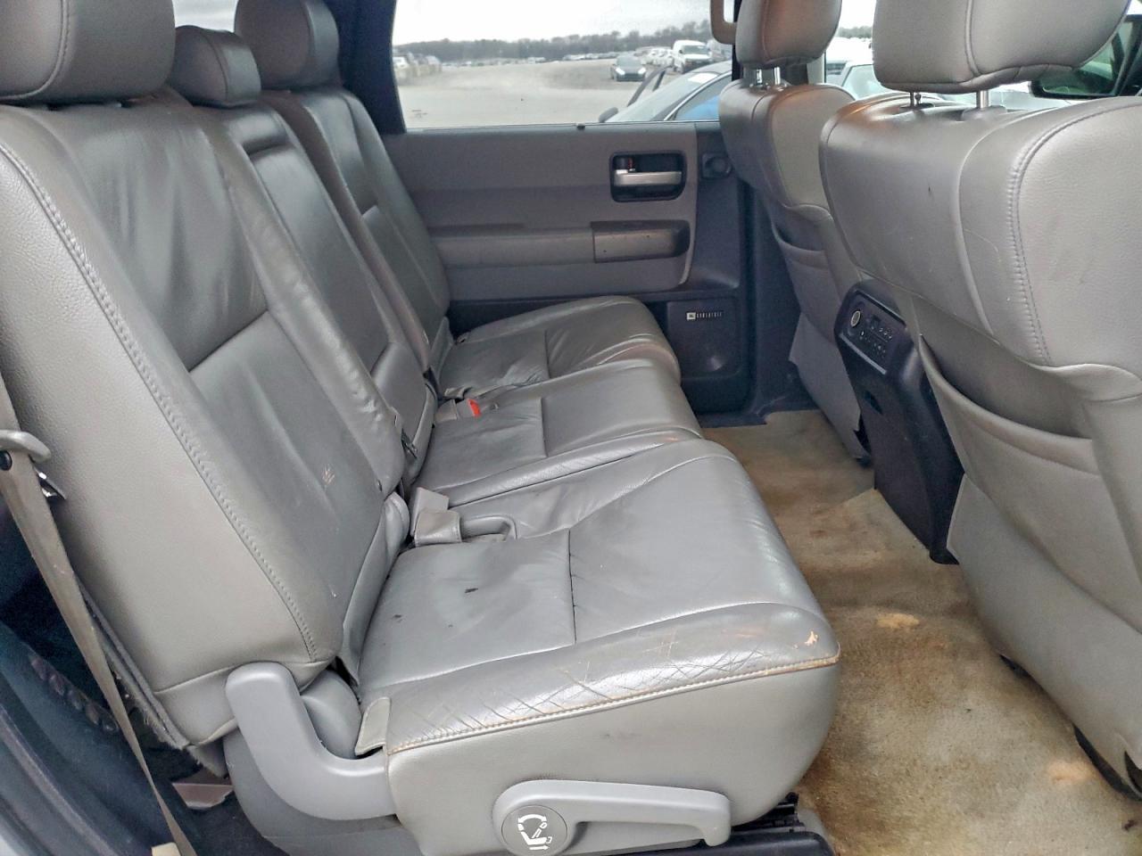 2011 TOYOTA Sequoia