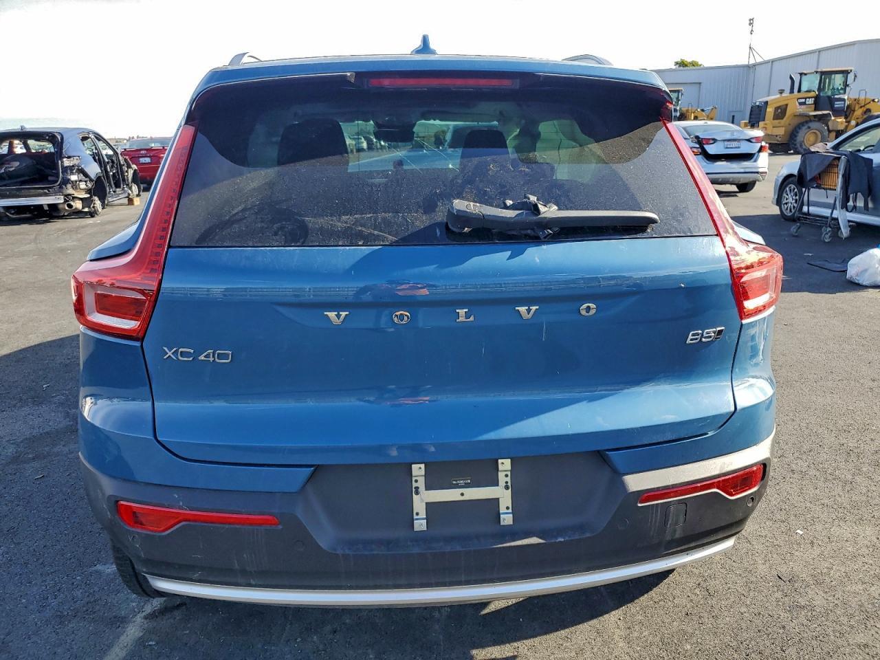 2025 VOLVO XC40