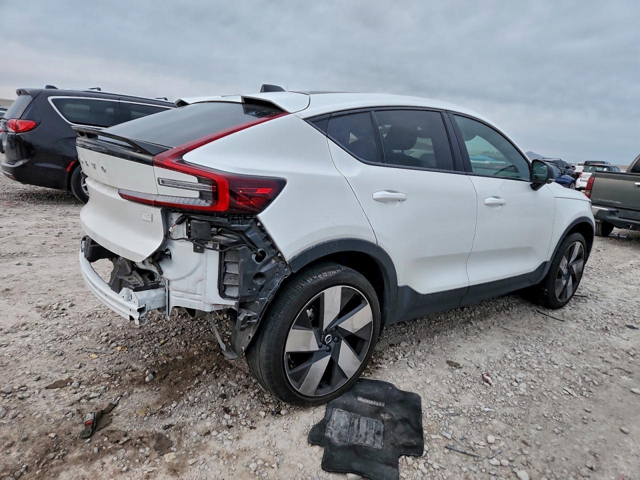 2024 VOLVO C40