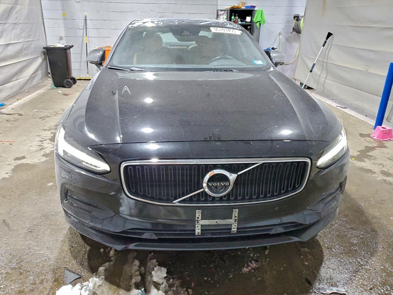 2017 VOLVO S90