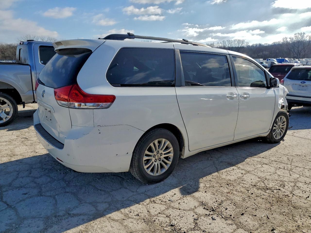 2011 TOYOTA SIENNA