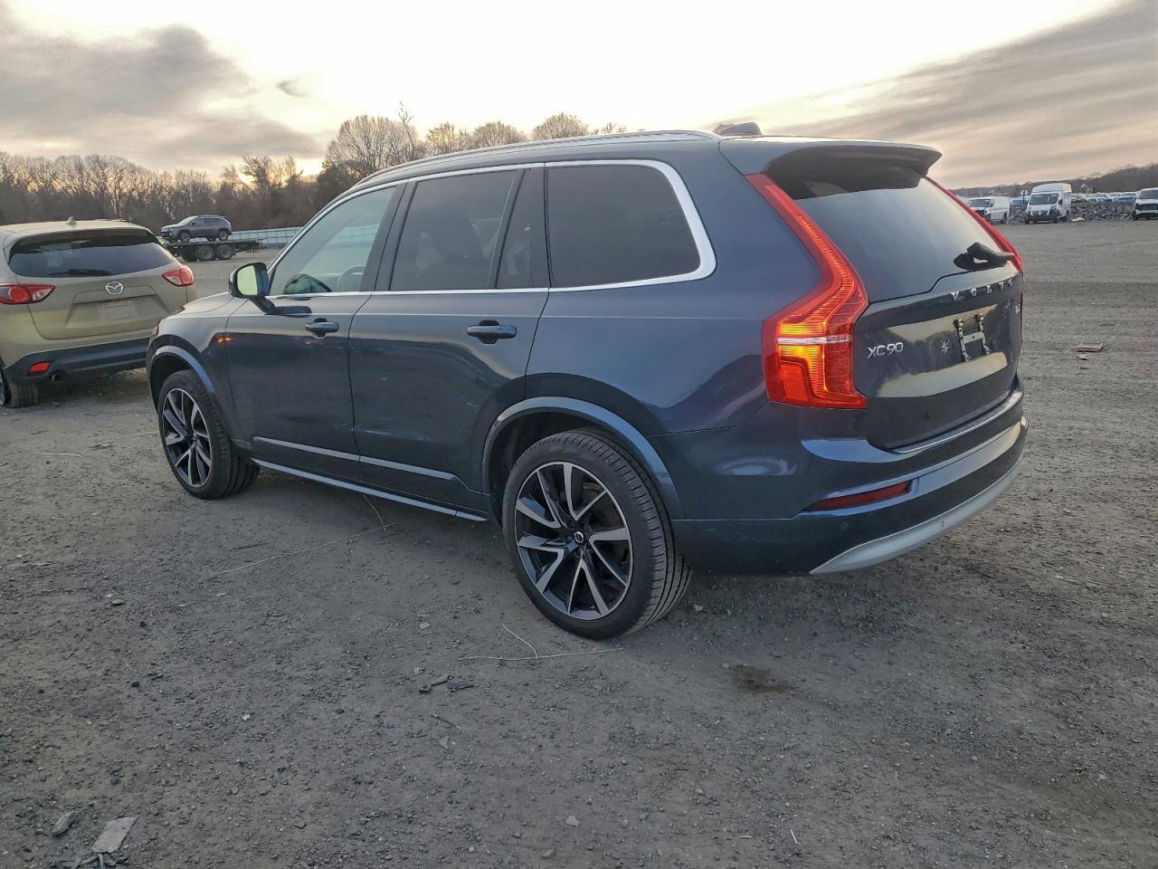 2022 VOLVO XC90