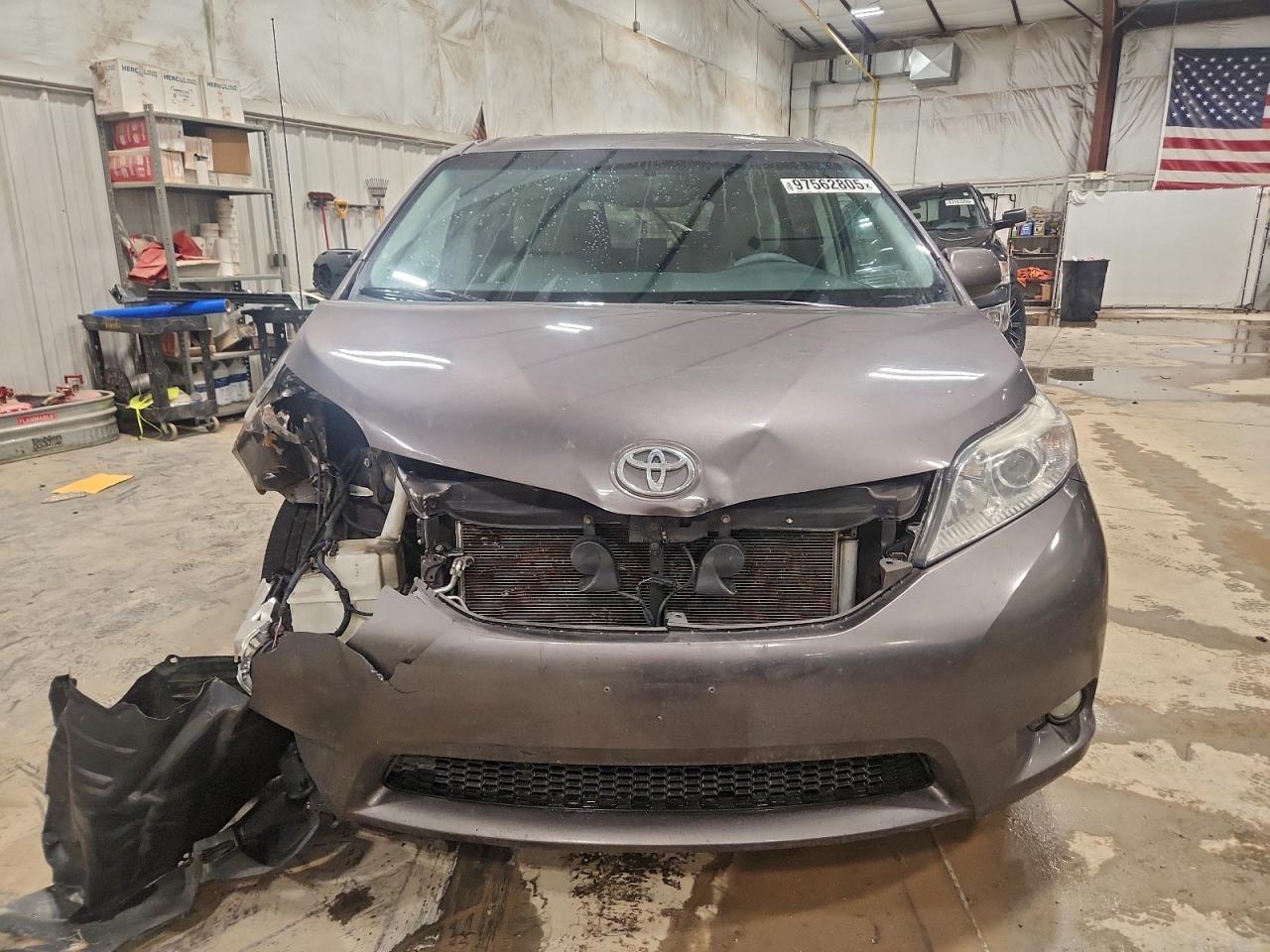 2012 TOYOTA SIENNA