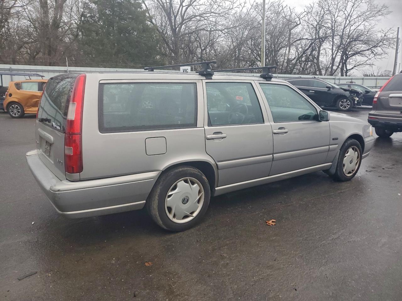 1998 VOLVO V70
