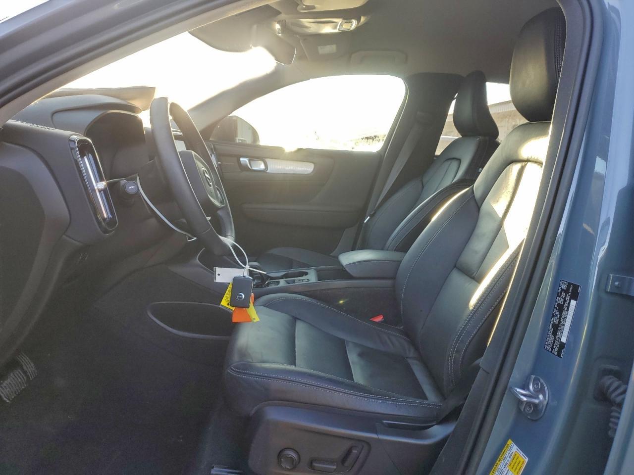 2022 VOLVO XC40