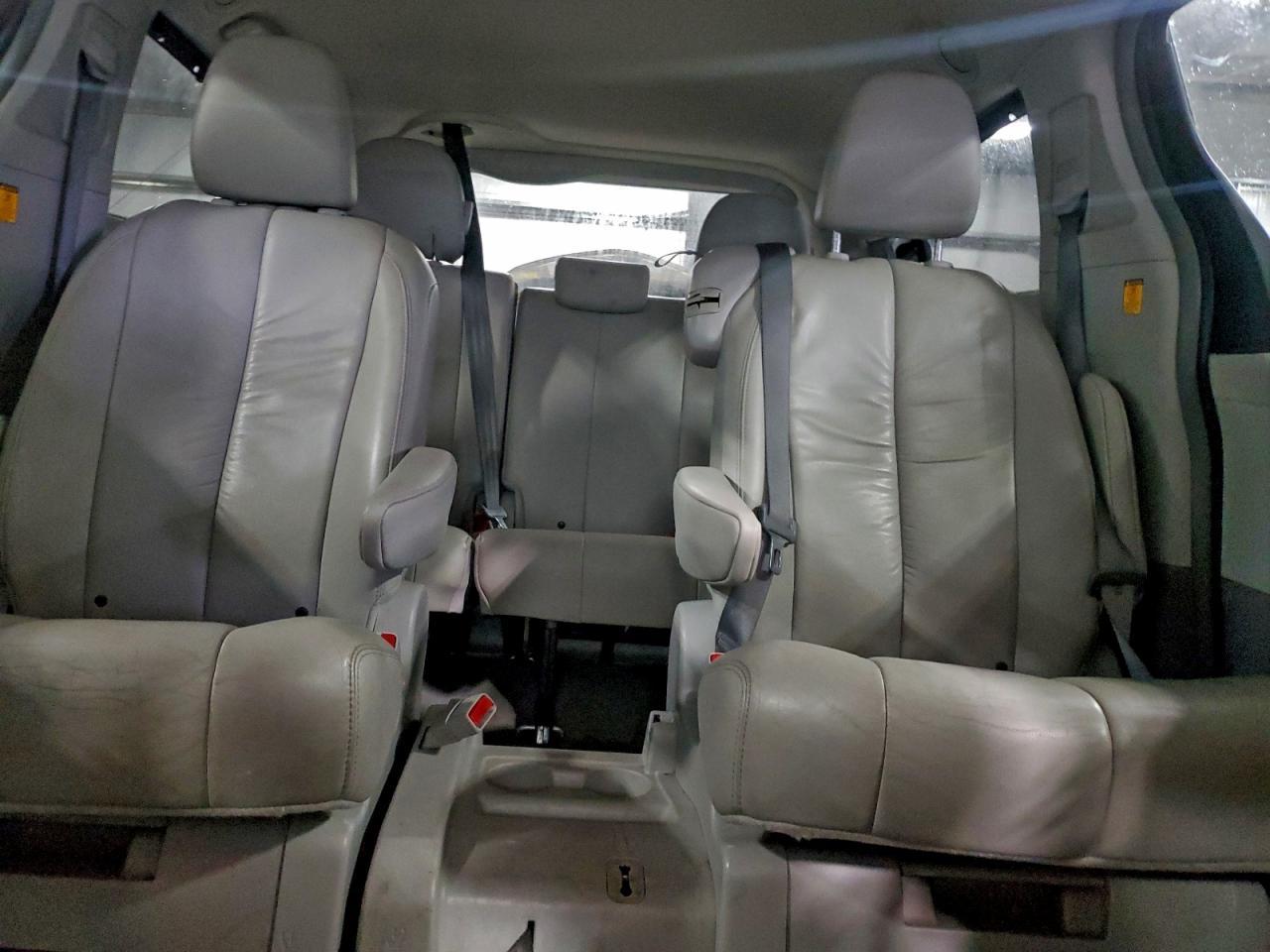 2012 TOYOTA SIENNA