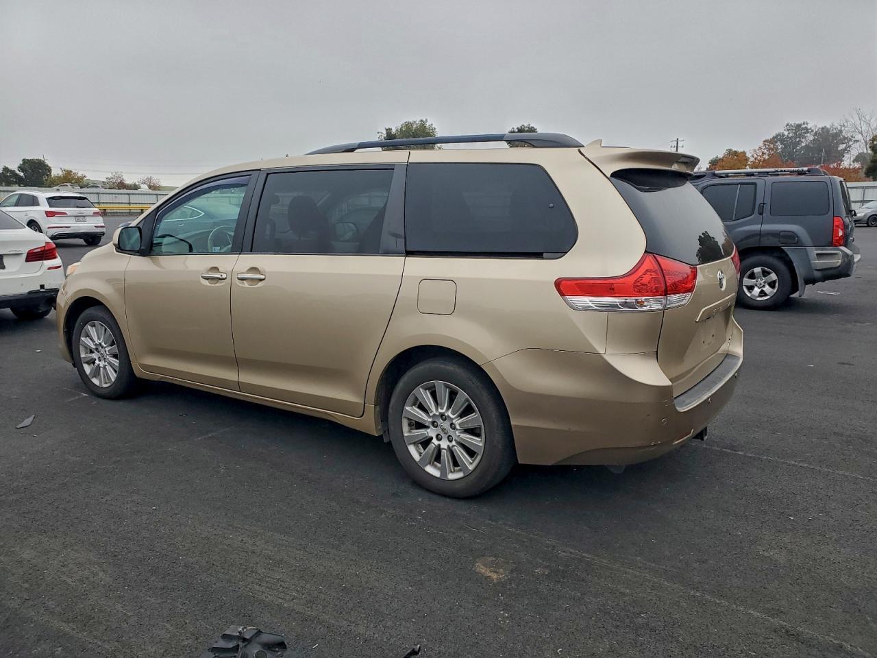 2012 TOYOTA SIENNA