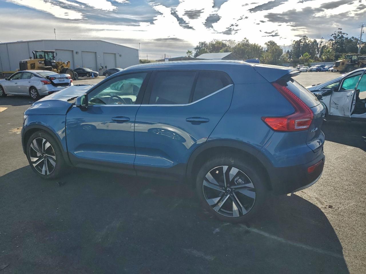 2025 VOLVO XC40
