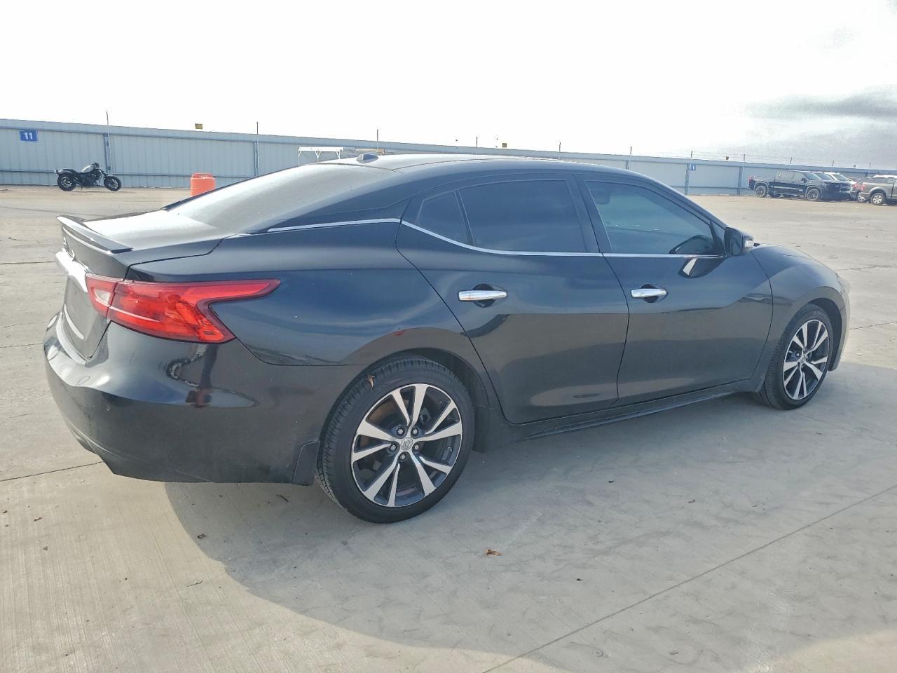 2017 NISSAN Maxima
