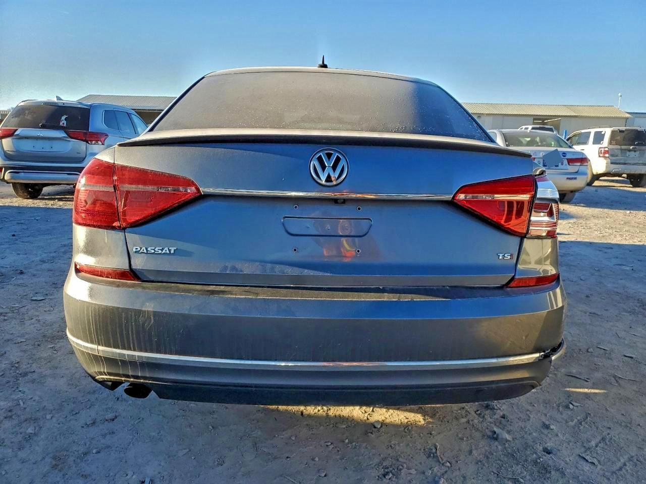 2016 VOLKSWAGEN Passat