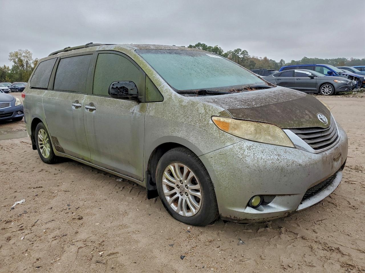 2011 TOYOTA SIENNA