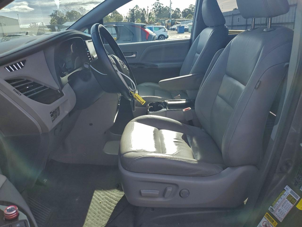 2016 TOYOTA SIENNA