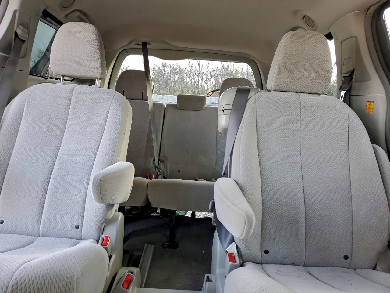 2011 TOYOTA SIENNA