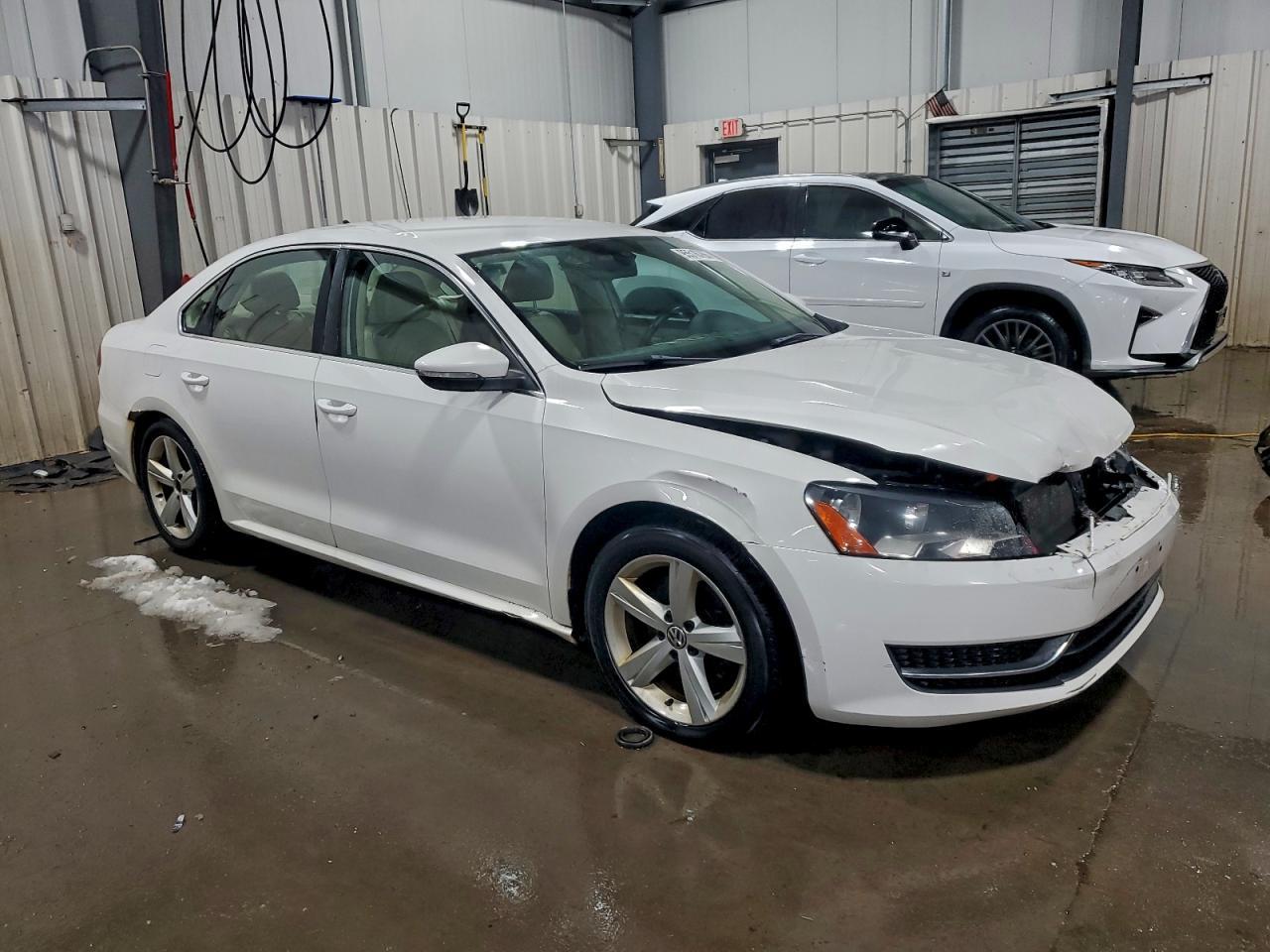 2012 VOLKSWAGEN Passat