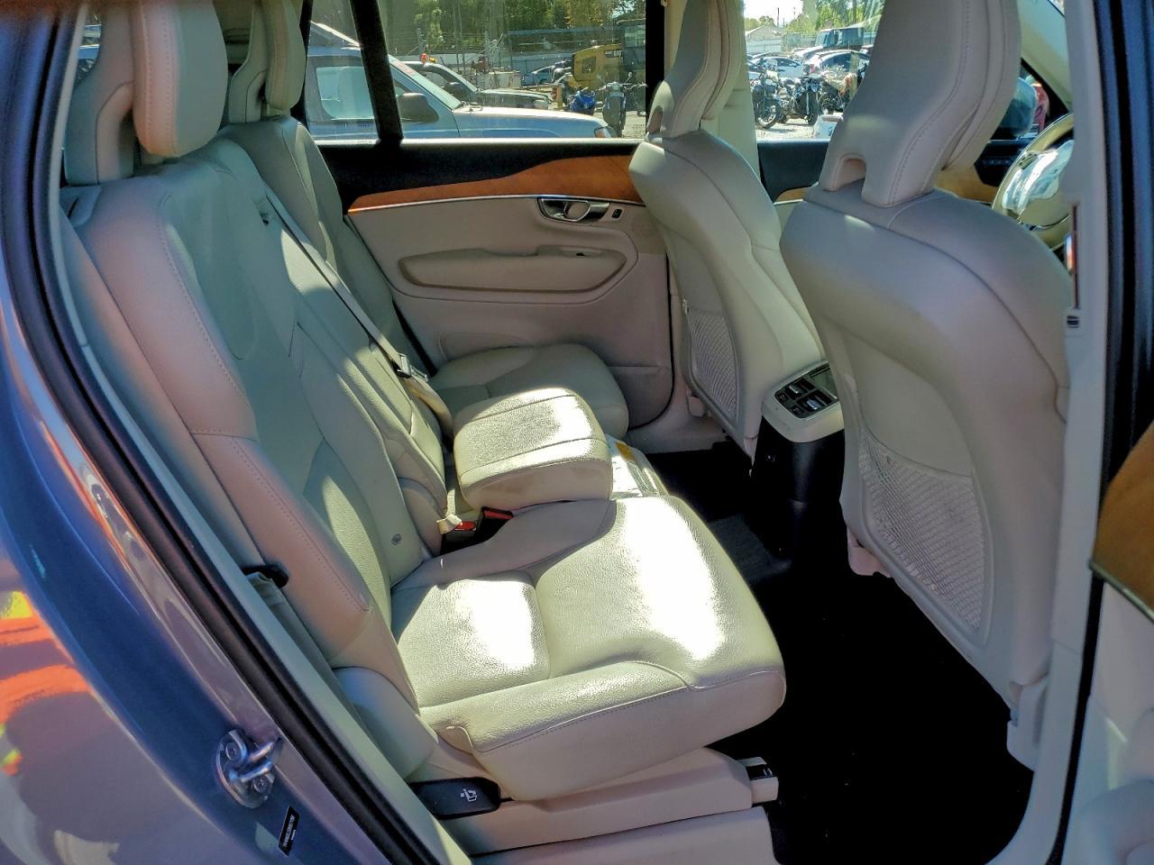 2022 VOLVO XC90