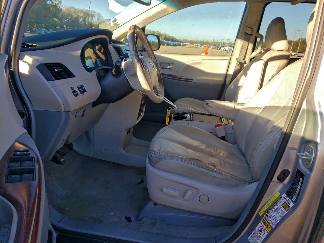 2012 TOYOTA SIENNA