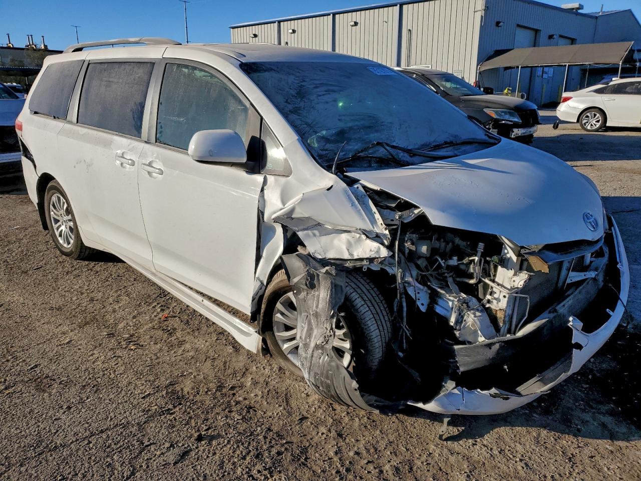 2011 TOYOTA SIENNA