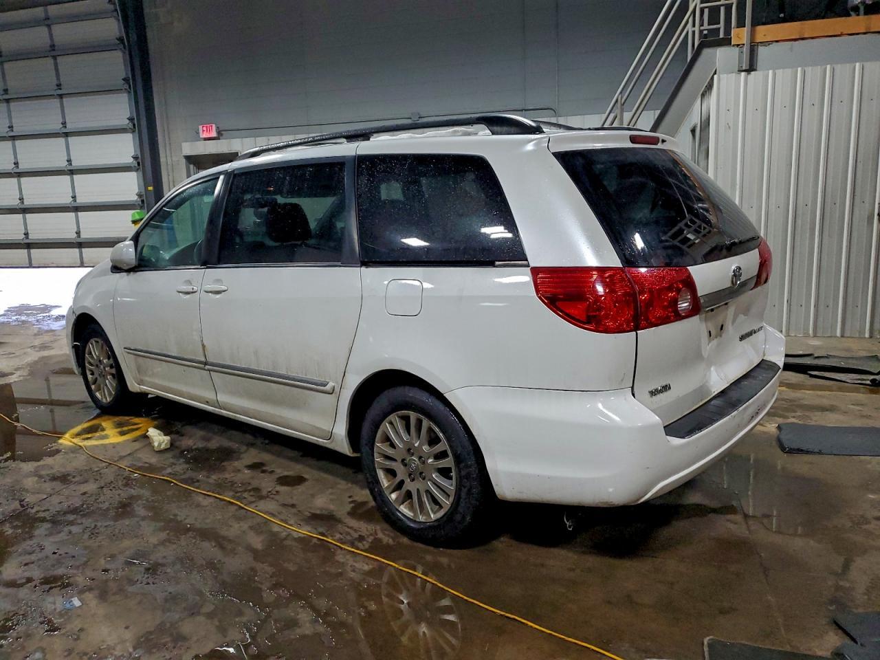 2010 TOYOTA SIENNA