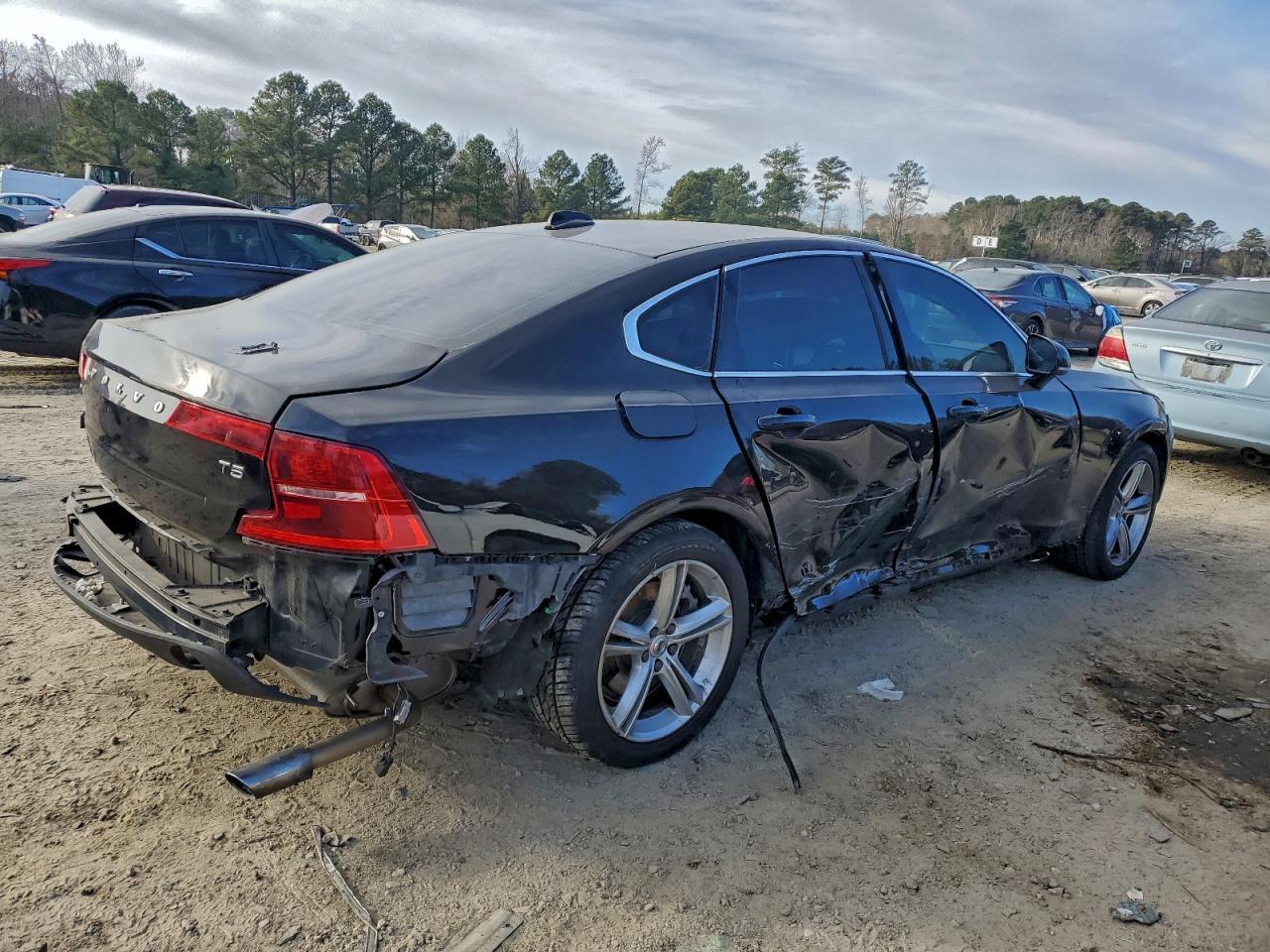 2017 VOLVO S90