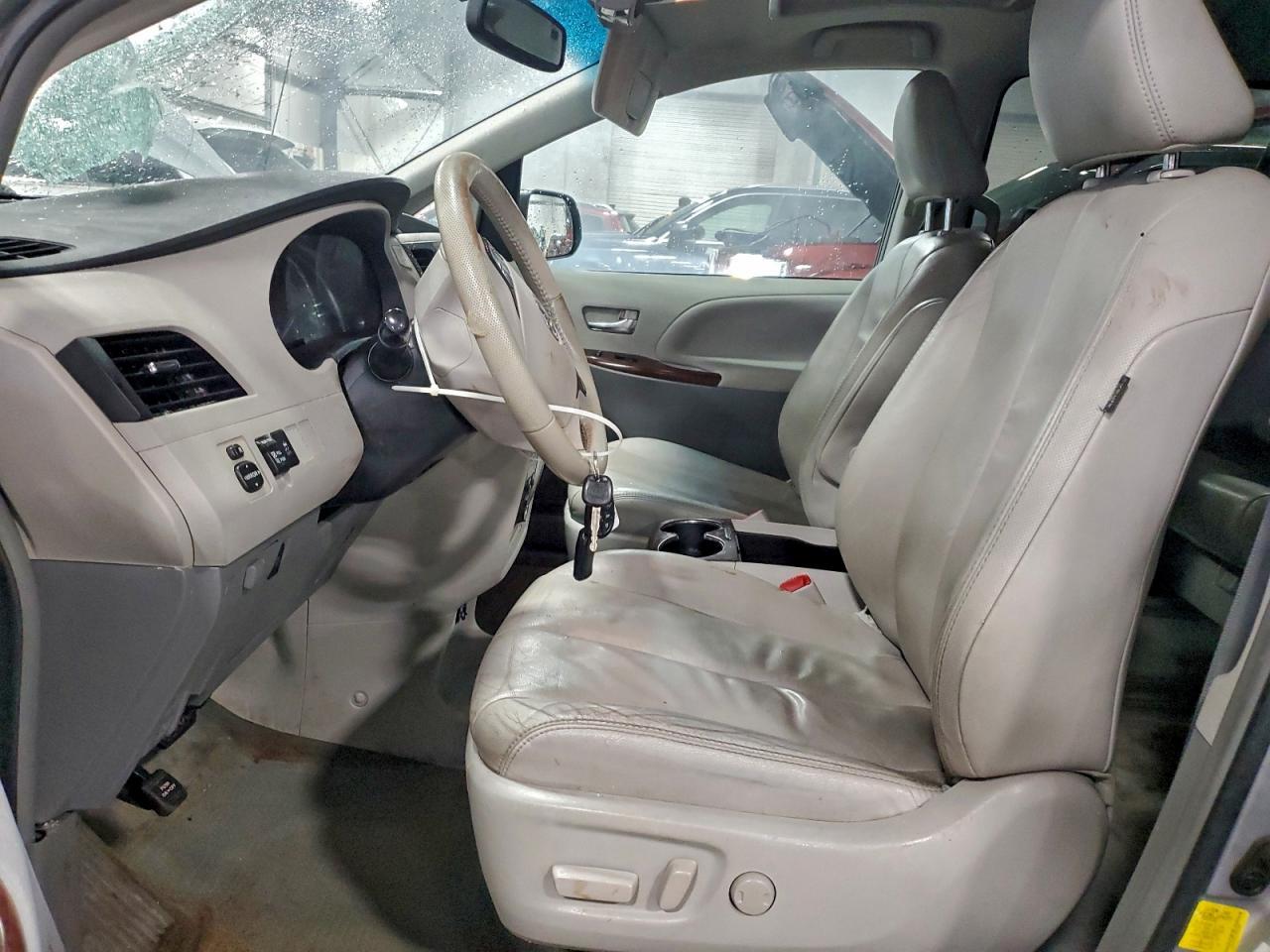 2012 TOYOTA SIENNA
