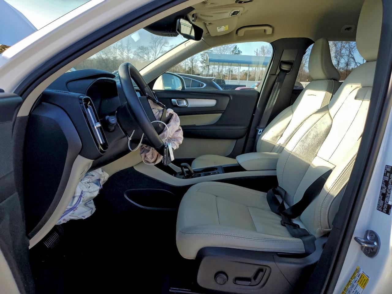 2022 VOLVO XC40