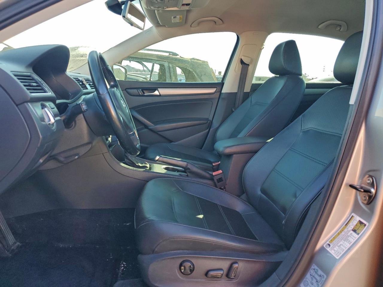 2014 VOLKSWAGEN Passat