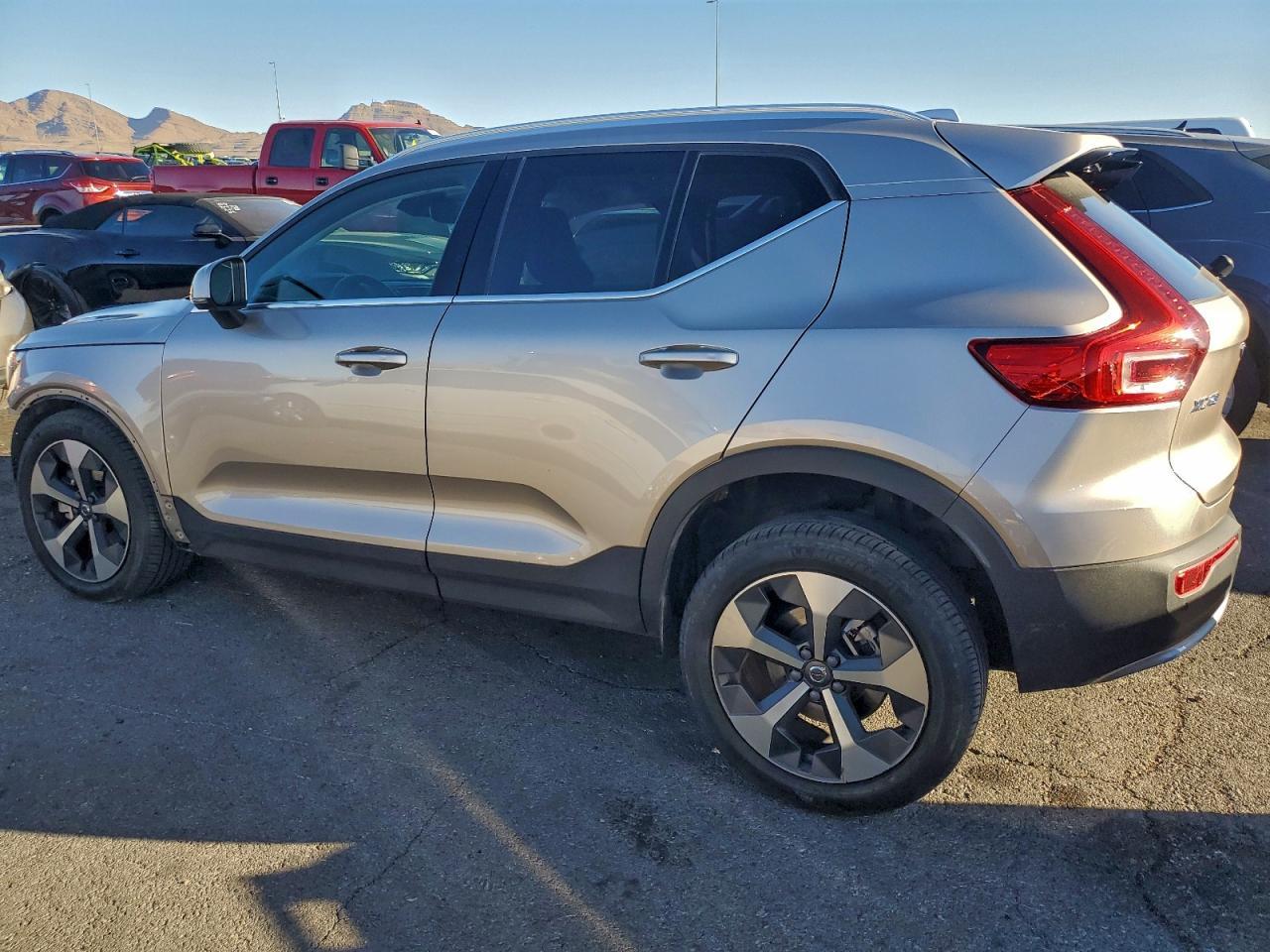 2024 VOLVO XC40