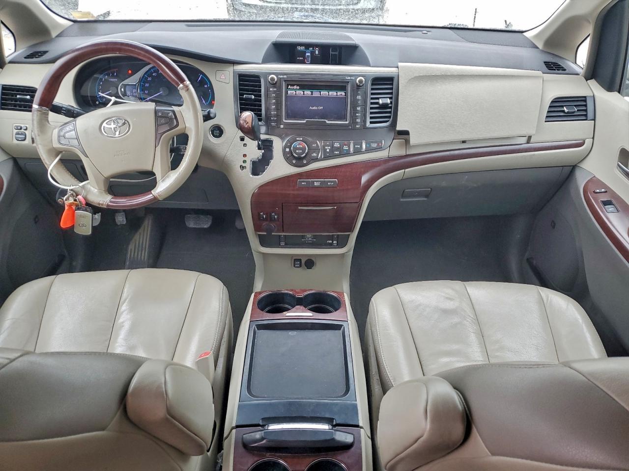 2011 TOYOTA SIENNA