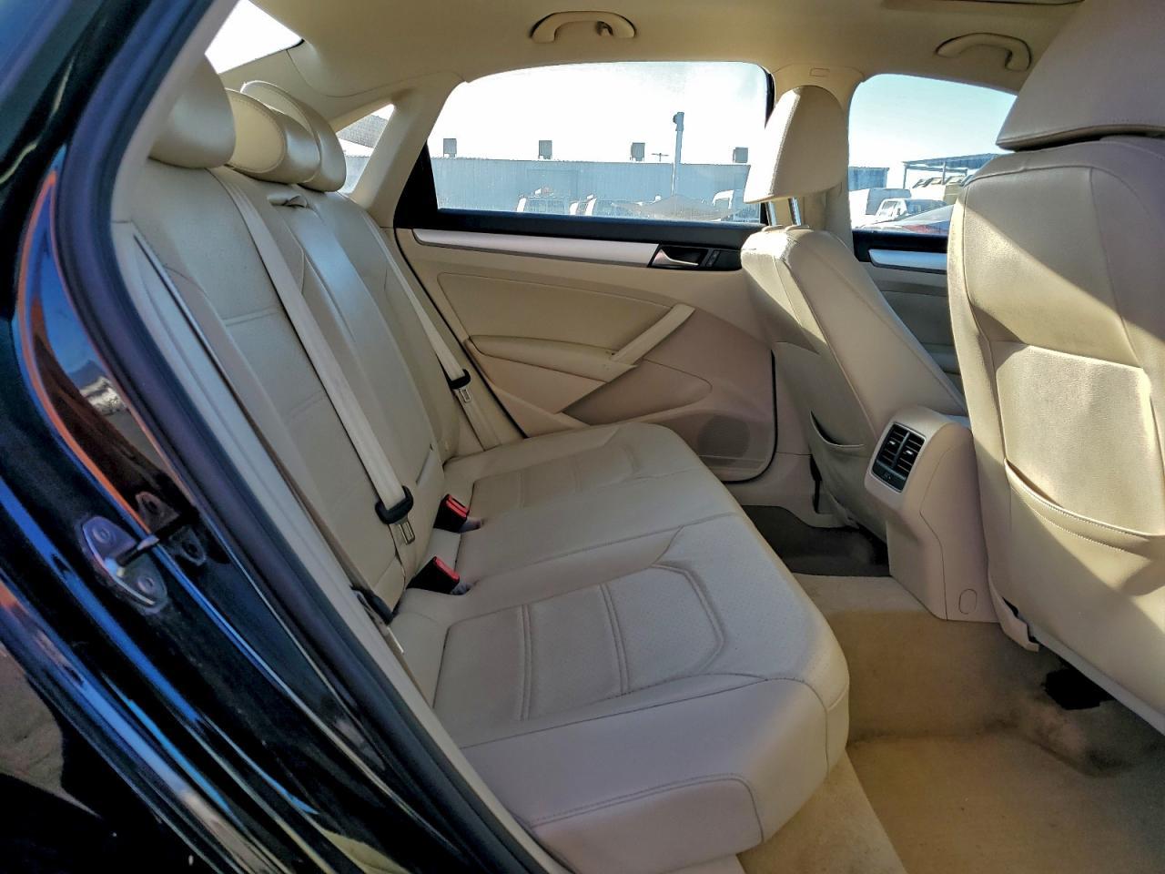 2013 VOLKSWAGEN Passat