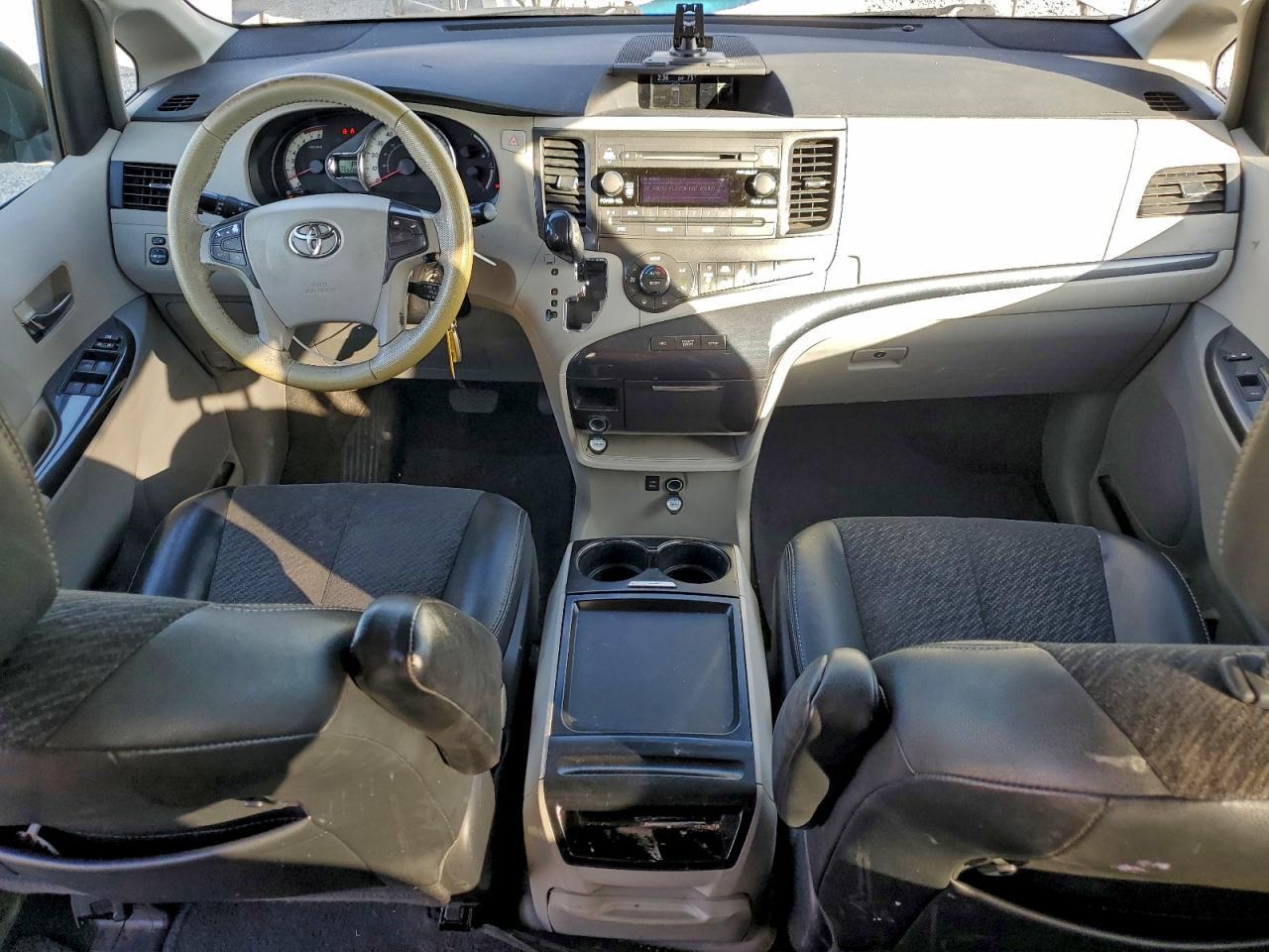 2011 TOYOTA SIENNA