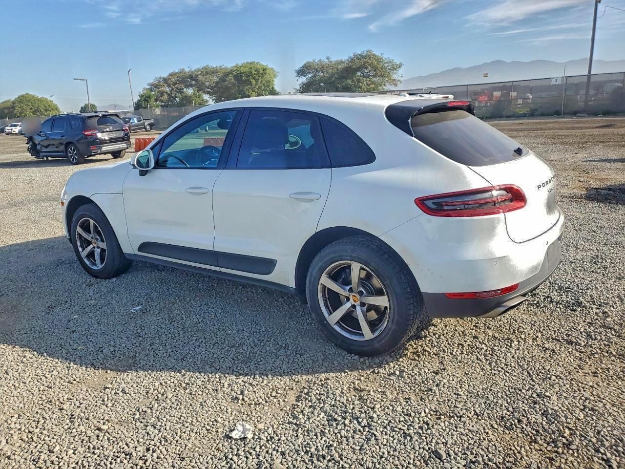 2017 PORSCHE Macan