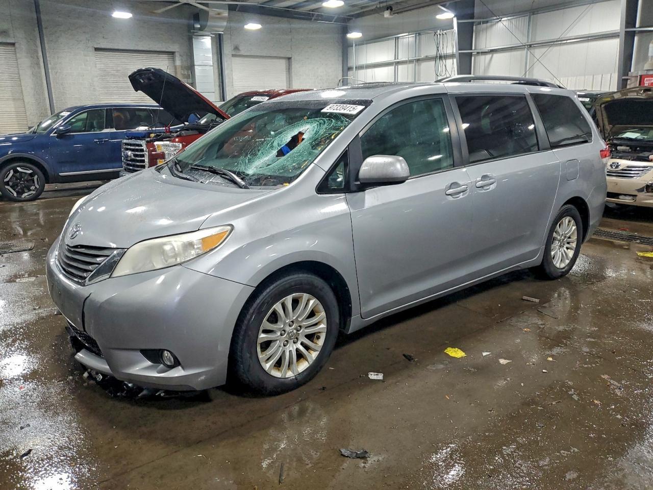 2012 TOYOTA SIENNA