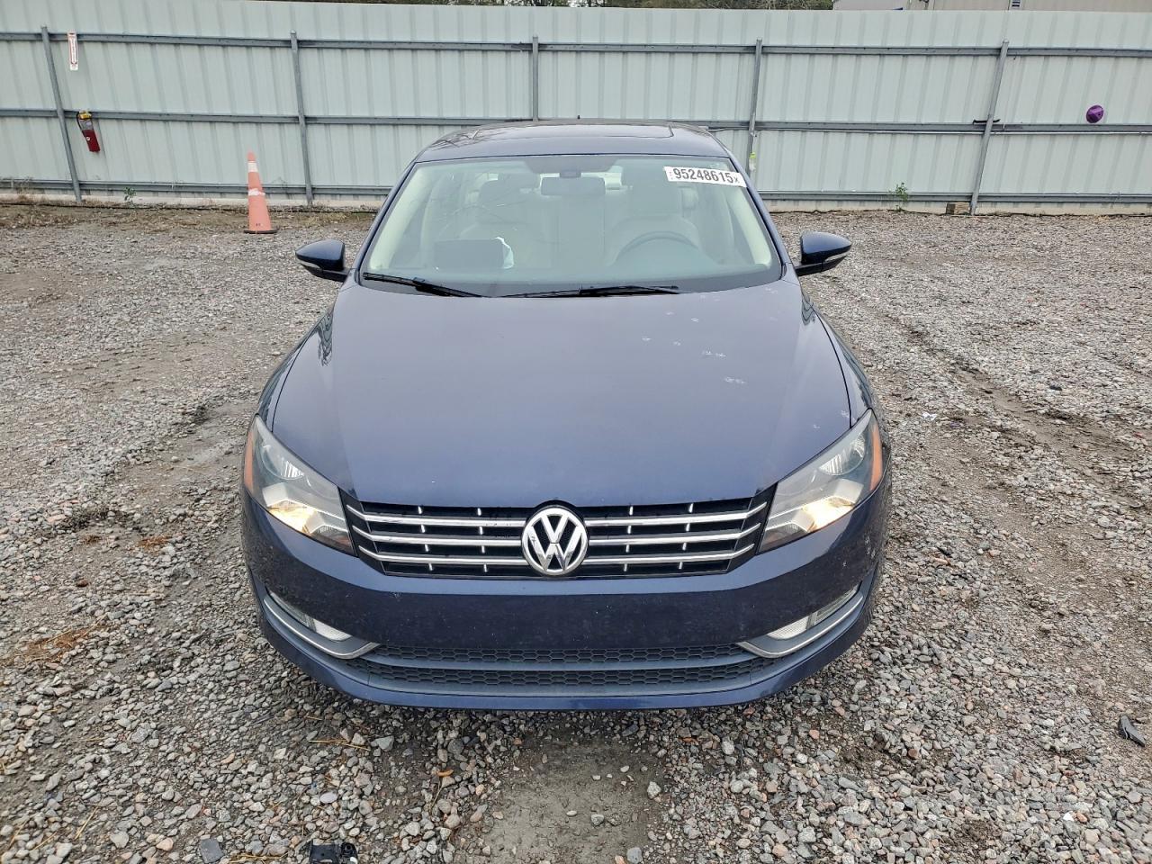 2012 VOLKSWAGEN Passat