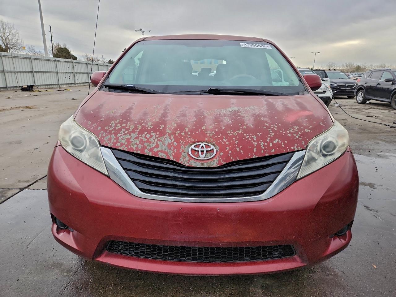 2011 TOYOTA SIENNA