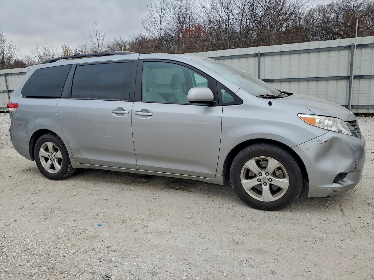 2011 TOYOTA SIENNA