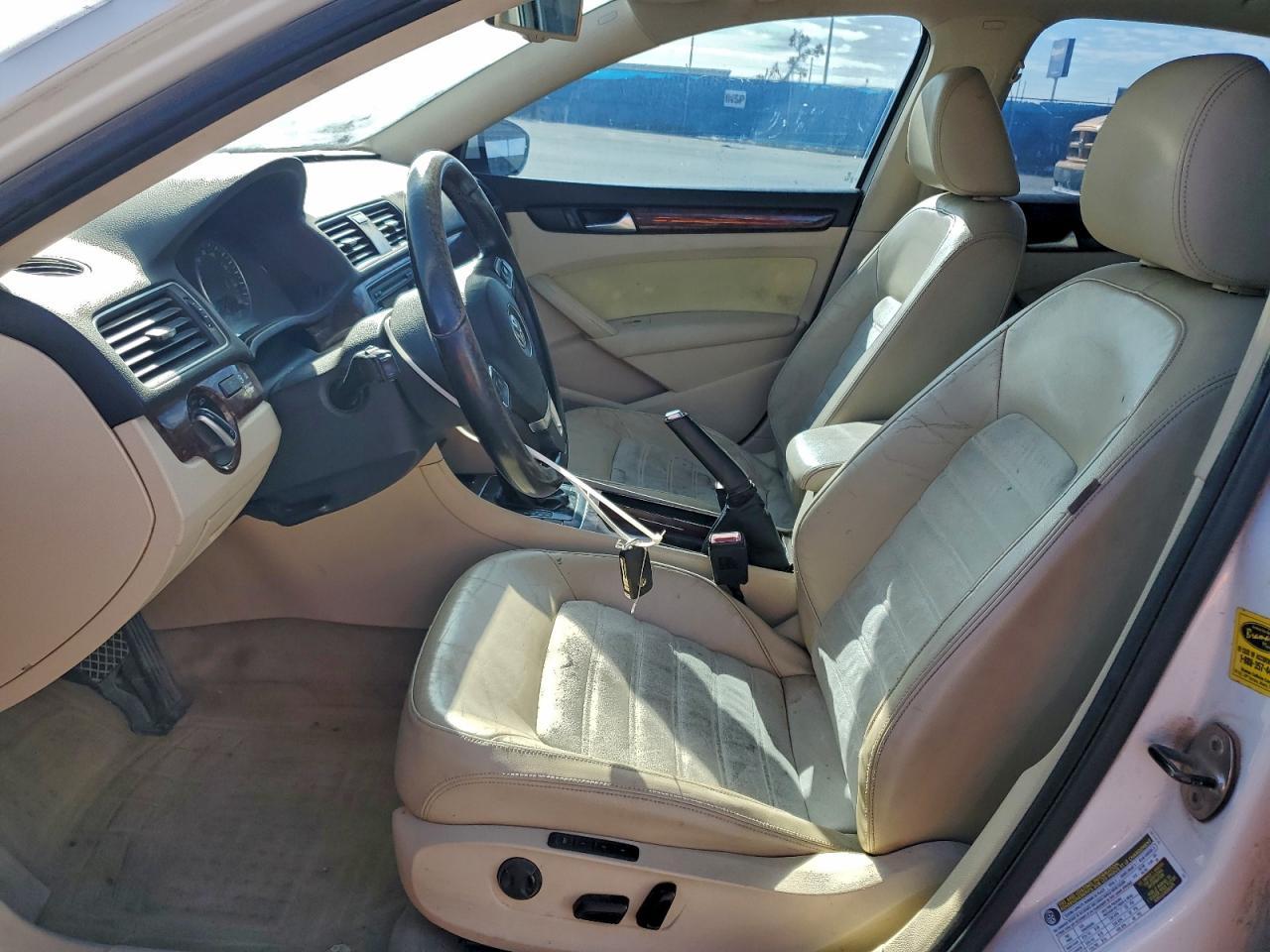 2012 VOLKSWAGEN Passat