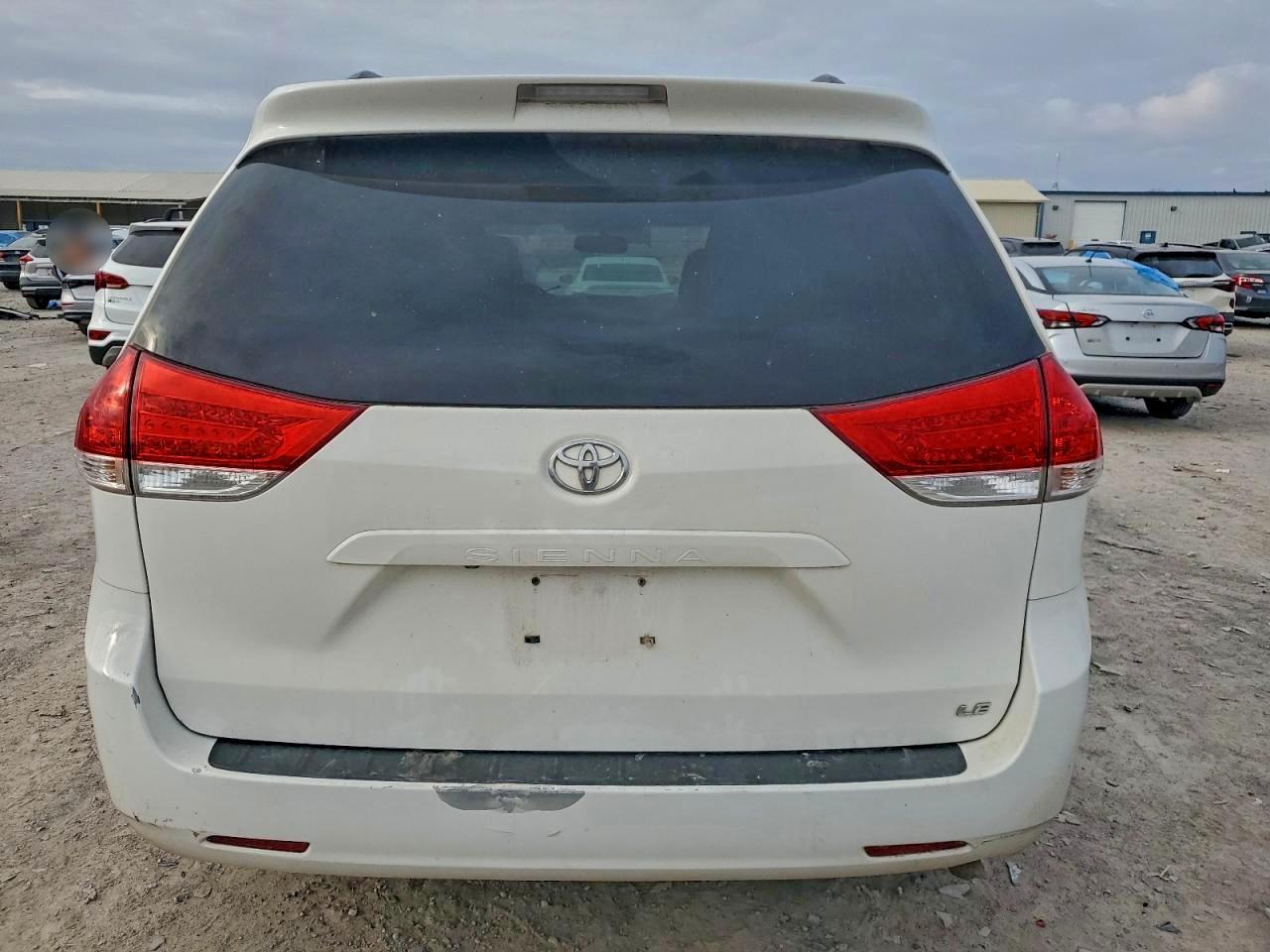 2011 TOYOTA SIENNA