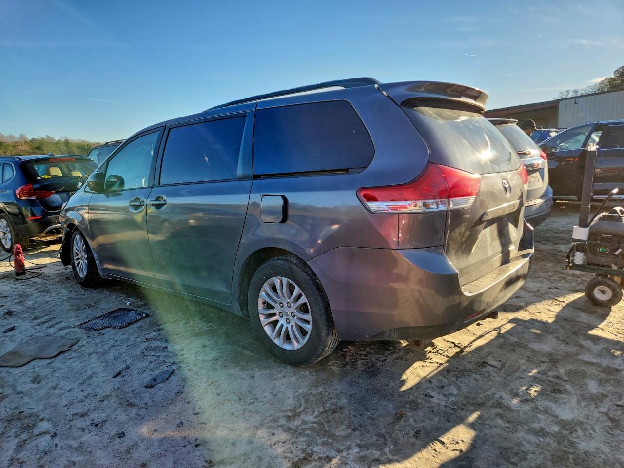 2011 TOYOTA SIENNA