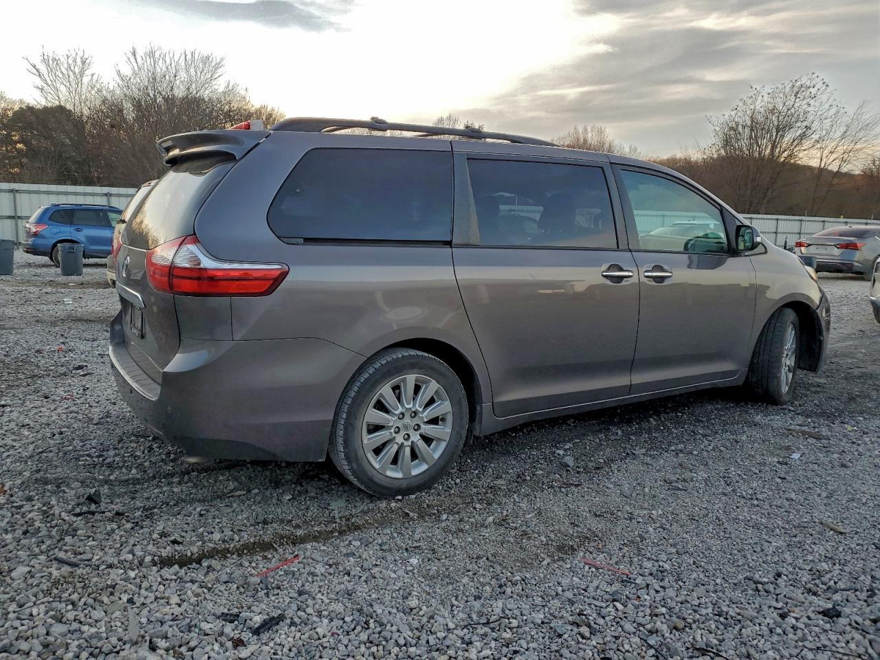 2016 TOYOTA SIENNA