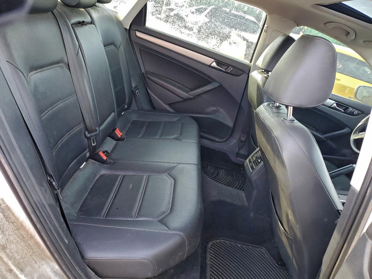2014 VOLKSWAGEN Passat