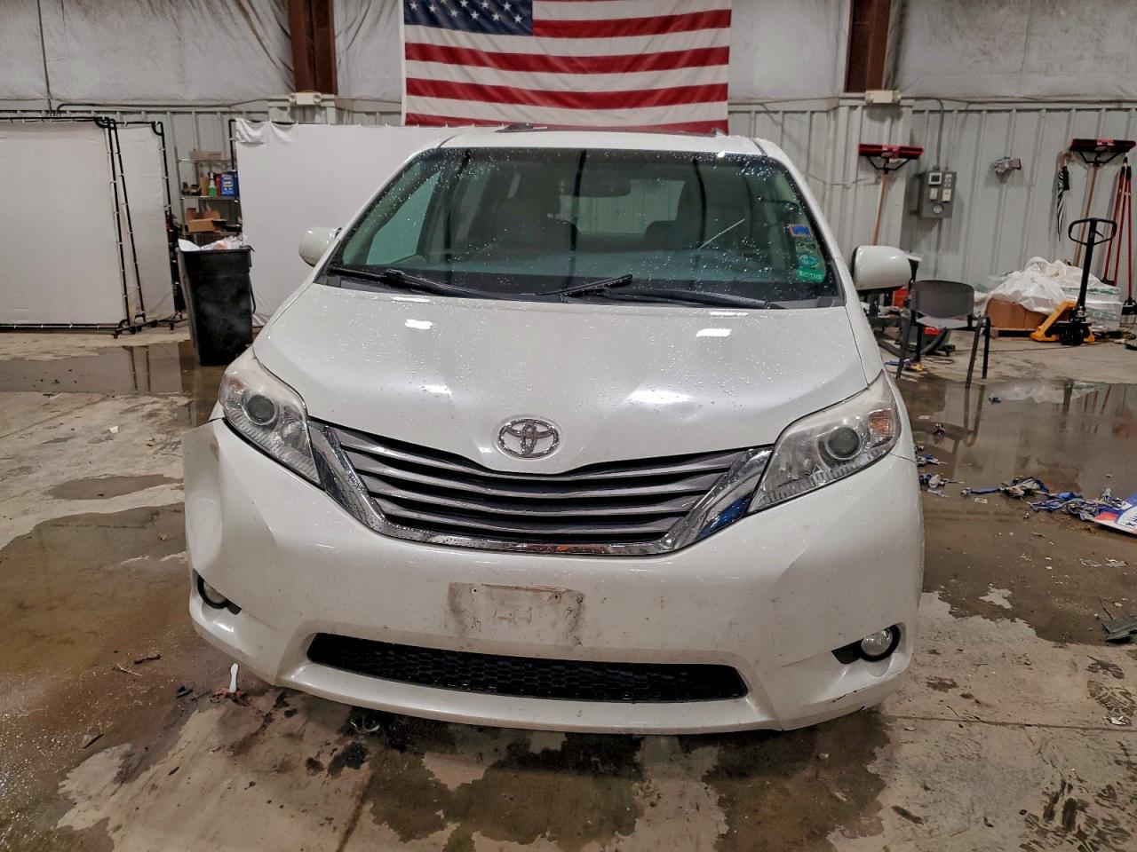 2016 TOYOTA SIENNA