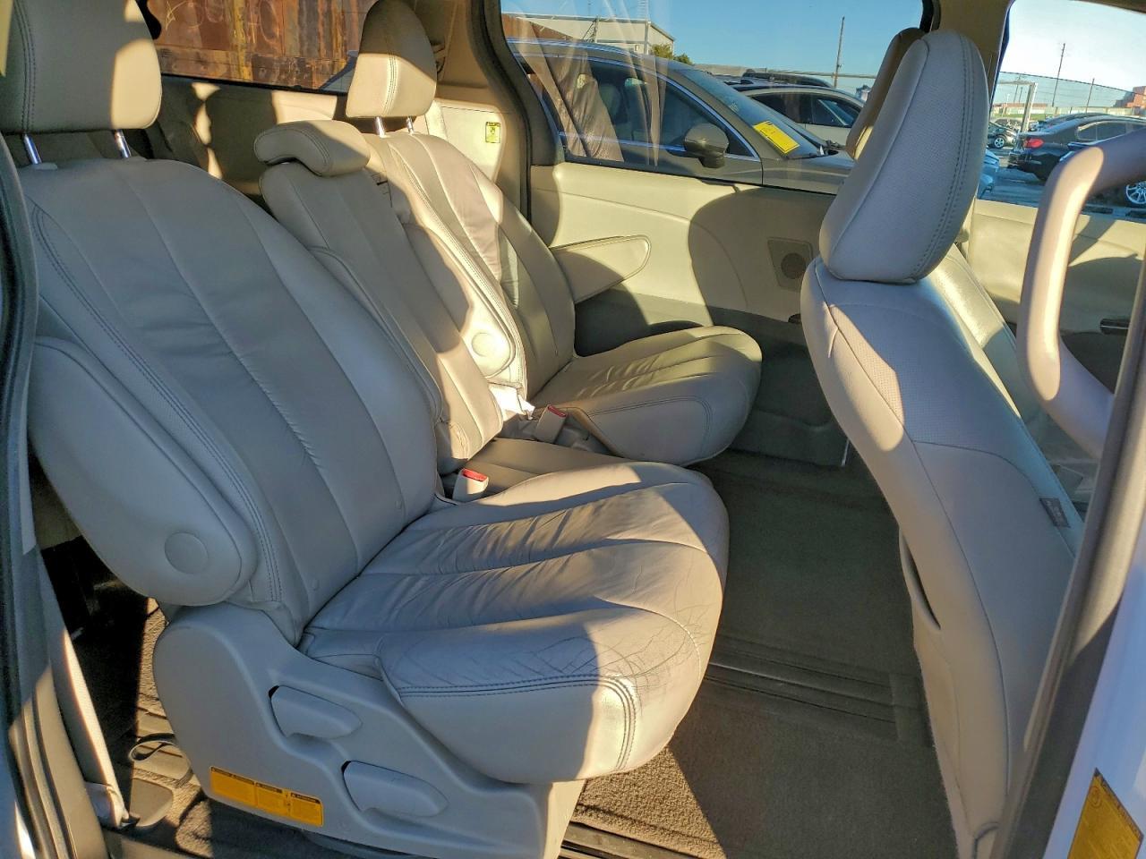 2011 TOYOTA SIENNA