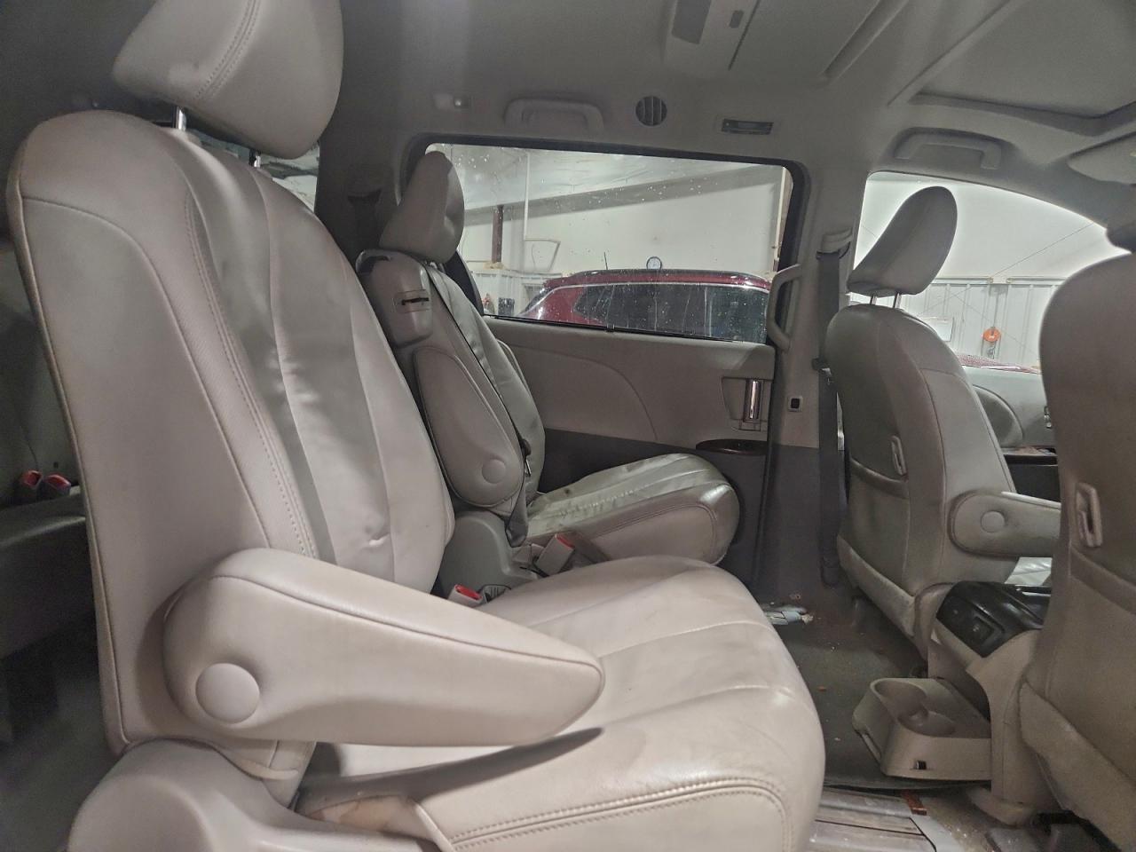 2012 TOYOTA SIENNA